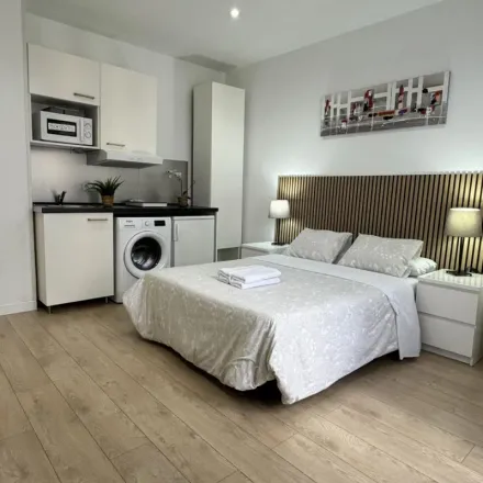 Rent this 5 bed apartment on room00 Gran Via Hostel in Gran Vía, 6