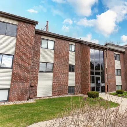 Buy this 2 bed condo on 3423 Devonwood Hills Northeast in Plainfield Charter Township, MI 49525
