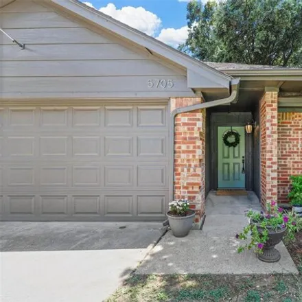 Image 3 - 5705 Sterling Green Trl, Arlington, Texas, 76017 - House for sale