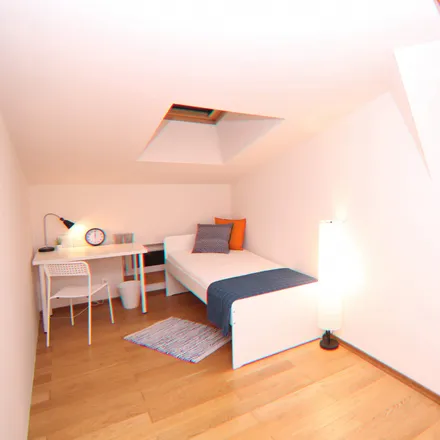 Rent this 4 bed room on Józefa Lewartowskiego 5 in 00-190 Warsaw, Poland
