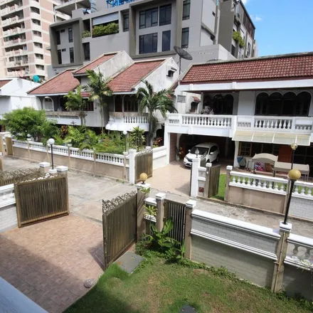 Rent this 6 bed townhouse on Bangkok City Hall in Siriphong Road, Phra Nakhon District