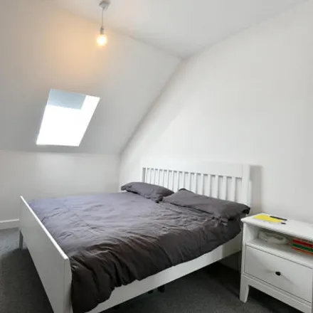 Image 4 - Reigate Station, Reigate Hill, Reigate, RH2 9PJ, United Kingdom - Room for rent