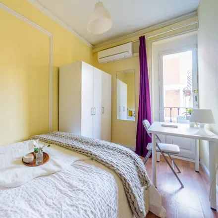 Rent this 14 bed room on Calle del Conde de Aranda in 5, 28001 Madrid