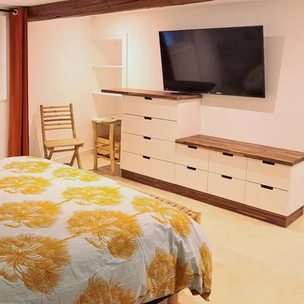 Rent this 2 bed apartment on Villes-sur-Auzon in Chemin de Malpertuis, 84570 Villes-sur-Auzon