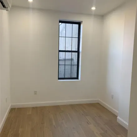 Image 3 - 30 Hull Street, New York, NY 11233, USA - Apartment for rent