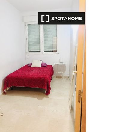 Rent this 3 bed room on Espai Classual Restaurant in carrer de Ribas i Perdigó, 08911 Badalona
