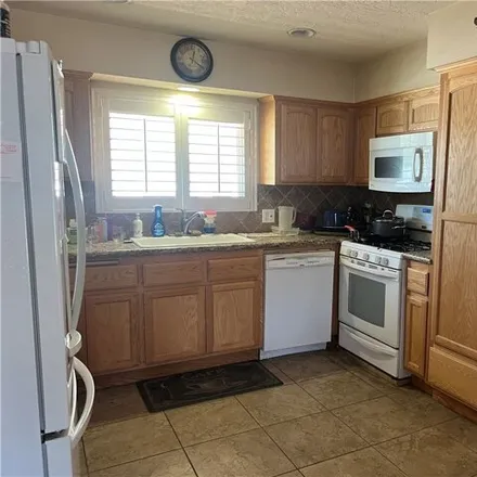 Image 2 - 14237 Flathead Rd, Apple Valley, California, 92307 - House for sale