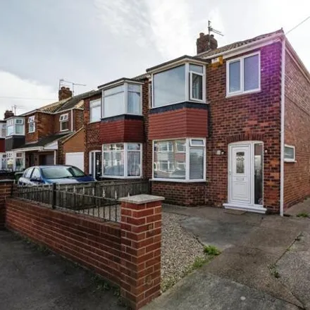 Buy this 3 bed duplex on Huntcliffe Avenue in Redcar, TS10 5EG