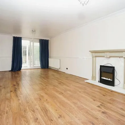 Image 2 - Whinacre Walk, Sheffield, S8 8EP, United Kingdom - Townhouse for rent