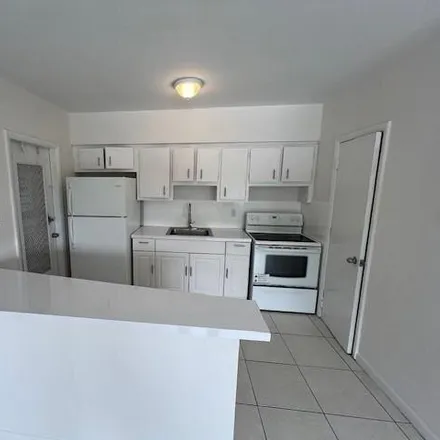 Image 3 - 1400 Northeast 111th Street, Courtly Manor, Miami-Dade County, FL 33161, USA - Apartment for rent