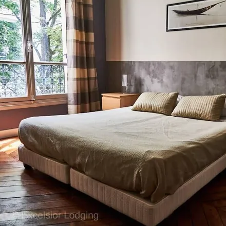 Rent this 3 bed apartment on Paris