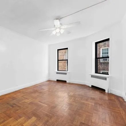 Image 2 - 675 Walton Avenue, New York, NY 10451, USA - Apartment for sale
