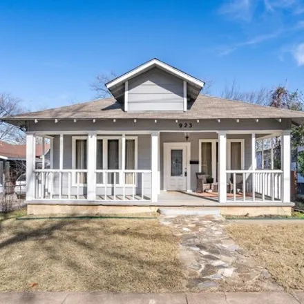 Rent this 3 bed house on 923 West 8th Street in Dallas, TX 75208