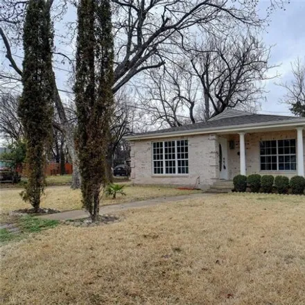 Image 2 - 2501 Bird St, Fort Worth, Texas, 76111 - House for sale