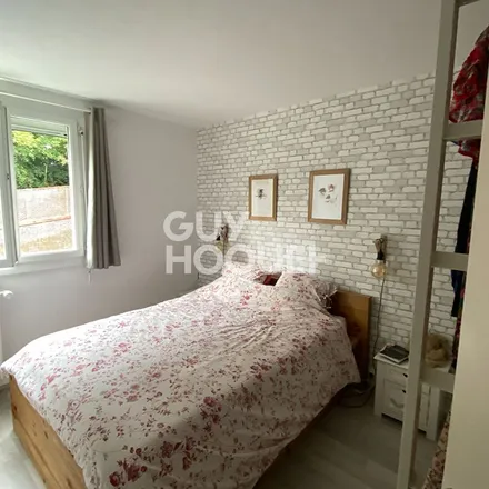 Rent this 3 bed apartment on 3252 Route de Neufchâtel in 76230 Bois-Guillaume, France