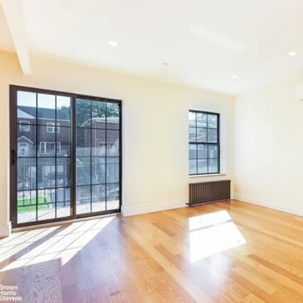 Image 6 - 213 West 252nd Street, New York, NY 10471, USA - House for sale