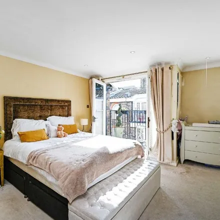 Rent this 2 bed apartment on 17 Elgin Mews North in London, W9 1NZ