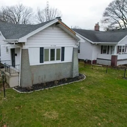 Buy this 3 bed house on 352 East Raymond Avenue in Danville, IL 61832