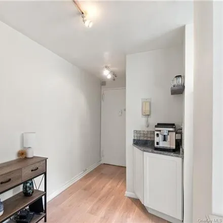 Image 2 - 25 Franklin Avenue, City of White Plains, NY 10601, USA - Apartment for sale