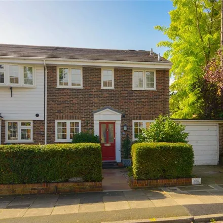 Rent this 3 bed house on Newland House School in 32-34 Waldegrave Park, London