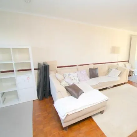 Image 3 - Shaftesbury Crescent, Staines-upon-Thames, TW18 1QW, United Kingdom - Townhouse for rent