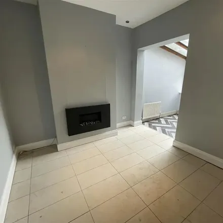 Rent this 4 bed apartment on Kitchener Drive in Belfast, BT12 6LS