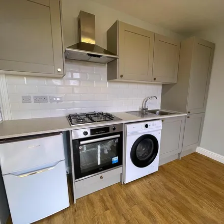 Image 4 - Shell Select, Bury New Road, Prestwich, M25 9WP, United Kingdom - Apartment for rent