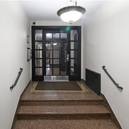 Image 3 - 2102 Holland Avenue, New York, NY 10462, USA - Apartment for sale