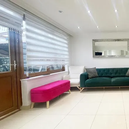 Rent this 5 bed townhouse on Caldecott Way in London, E5 0DA