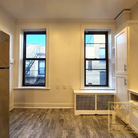 Image 2 - 25-21 31st Avenue, New York, NY 11102, USA - Apartment for rent