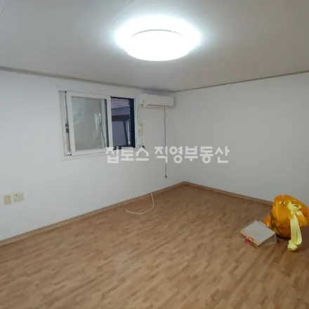 Rent this studio apartment on 서울특별시 서초구 반포동 725-24