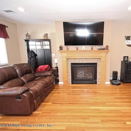 Image 3 - 146 Thornycroft Avenue, New York, NY 10312, USA - House for sale