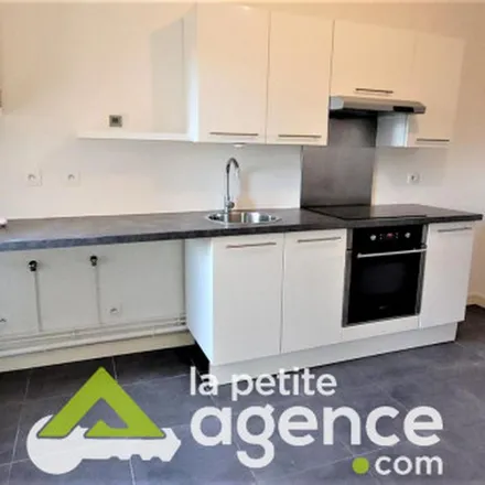 Image 5 - 1 Avenue Charles de Gaulle, 03100 Montluçon, France - Apartment for rent