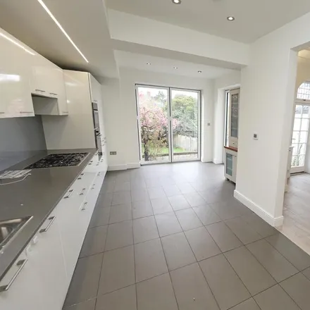 Rent this 5 bed duplex on Corringham Road in London, NW11 7BU
