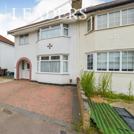 Rent this 3 bed duplex on King's Road in London Colney, AL2 1NJ