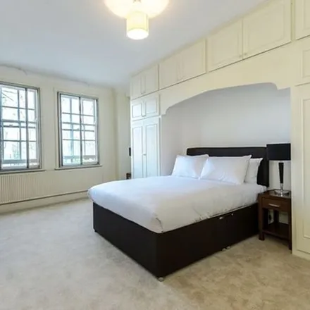 Rent this 6 bed apartment on 247 Baker Street in London, NW1 6AS