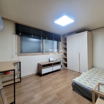 Rent this studio apartment on 서울특별시 강남구 대치동 956-8