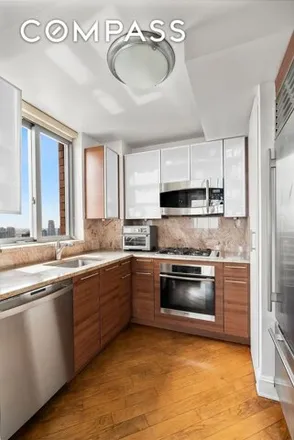 Image 3 - The Capri, 235 East 55th Street, New York, NY 10022, USA - House for rent