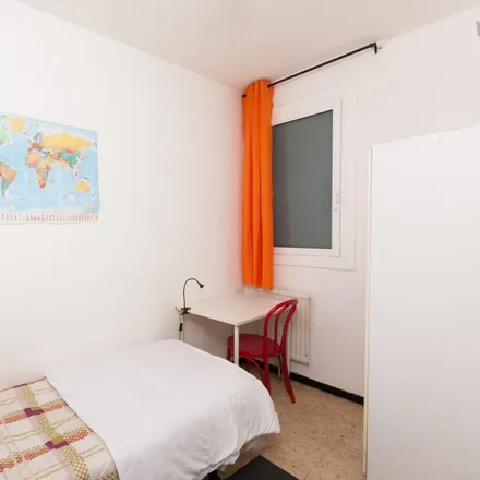 Rent this 4 bed room on Ortopèdia Zona Franca in Passeig de la Zona Franca, 164
