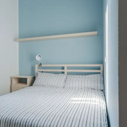 Rent this 7 bed room on Liceo classico Giovanni Berchet in Via della Commenda, 20122 Milan MI