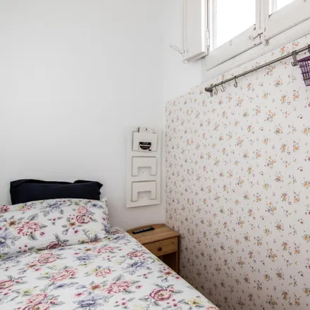 Rent this 5 bed room on Carrer Gran de Gràcia in 123, 08012 Barcelona