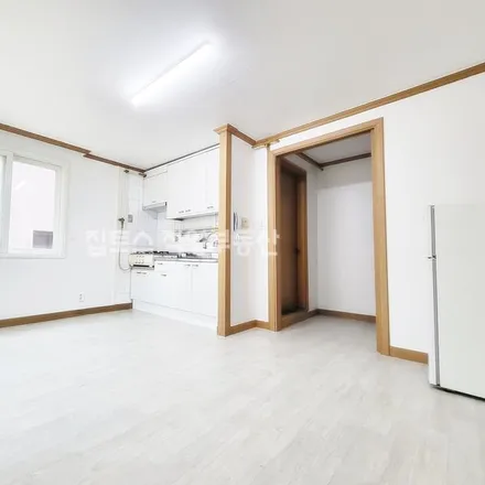 Rent this studio apartment on 서울특별시 송파구 석촌동 54-3