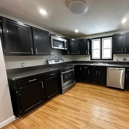 Rent this 4 bed apartment on 20 Lillian St N