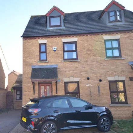 Rent this 4 bed townhouse on St. Helens Grove in Monkston, MK10 9FG
