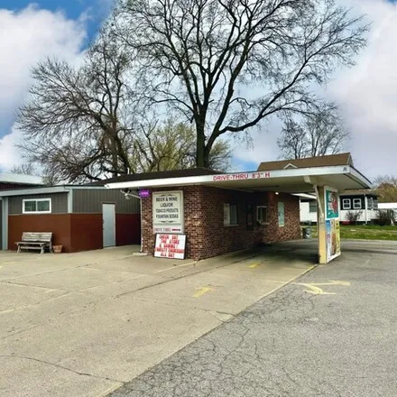 Buy this studio house on 1093 East North Avenue in Flora, IL 62839