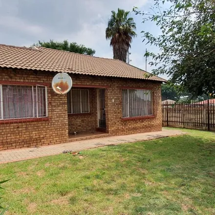 Rent this 2 bed townhouse on Hobhouse Street in Emalahleni Ward 22, eMalahleni