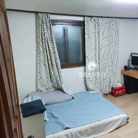 Rent this 2 bed apartment on 서울특별시 성동구 송정동 100-11