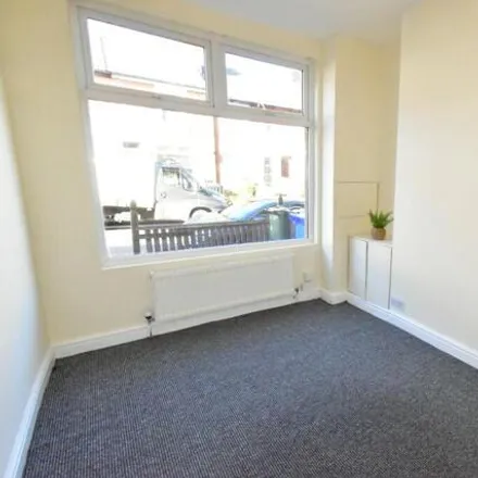 Image 2 - Harrington Street, Mansfield Woodhouse, NG18 5QH, United Kingdom - Townhouse for rent