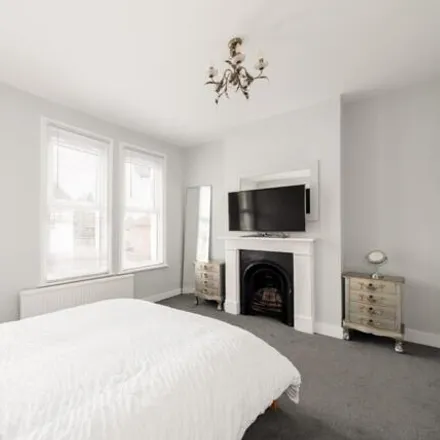 Image 7 - 55 Pearcroft Road, London, E11 4DR, United Kingdom - Townhouse for sale