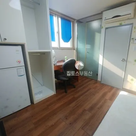 Rent this studio apartment on 서울특별시 송파구 가락동 19-7
